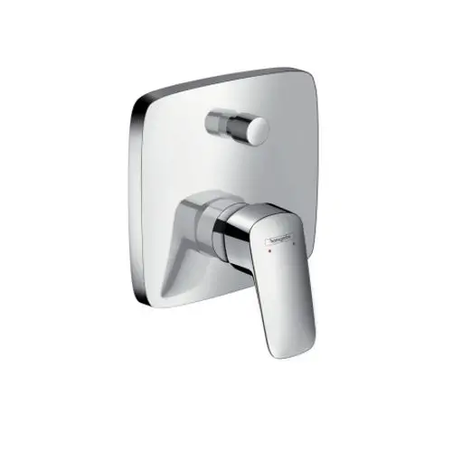 Einhebel-Wannenmischer von Hansgrohe mit quadratischer blendenförmiger Abdeckung in Chrom. Der Mischer verfügt über einen Hebel und einen Bedienknopf.